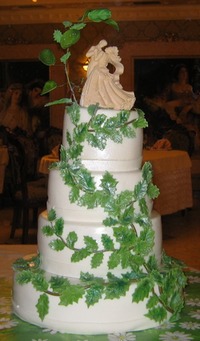 Белый Свадебный торт с зелеными ветками и листиками